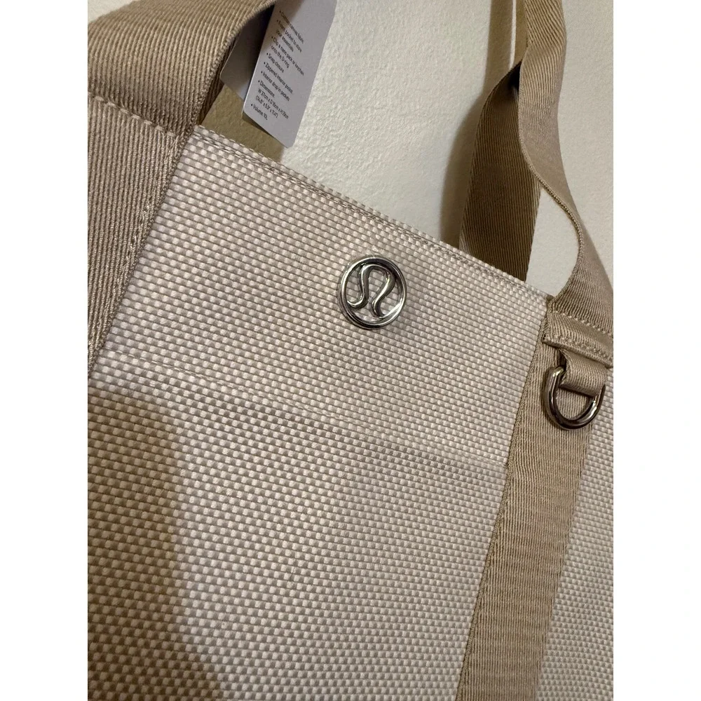 Lululemon Two-Tone Canvas Tote 10L Mohave Tan/Light Ivory NWT Large Tote - Picture 5 of 5